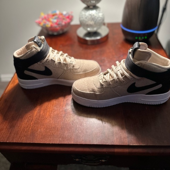 Nike Wmns Air Force 1 07 Mid Leather Premium
(((SMOKE-FREE HOME))) - Picture 2 of 5